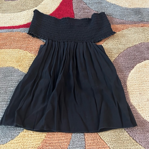 Brandy Melville Off The Shoulder Strapless Smocked Flowy Top Black One Size - Picture 1 of 4